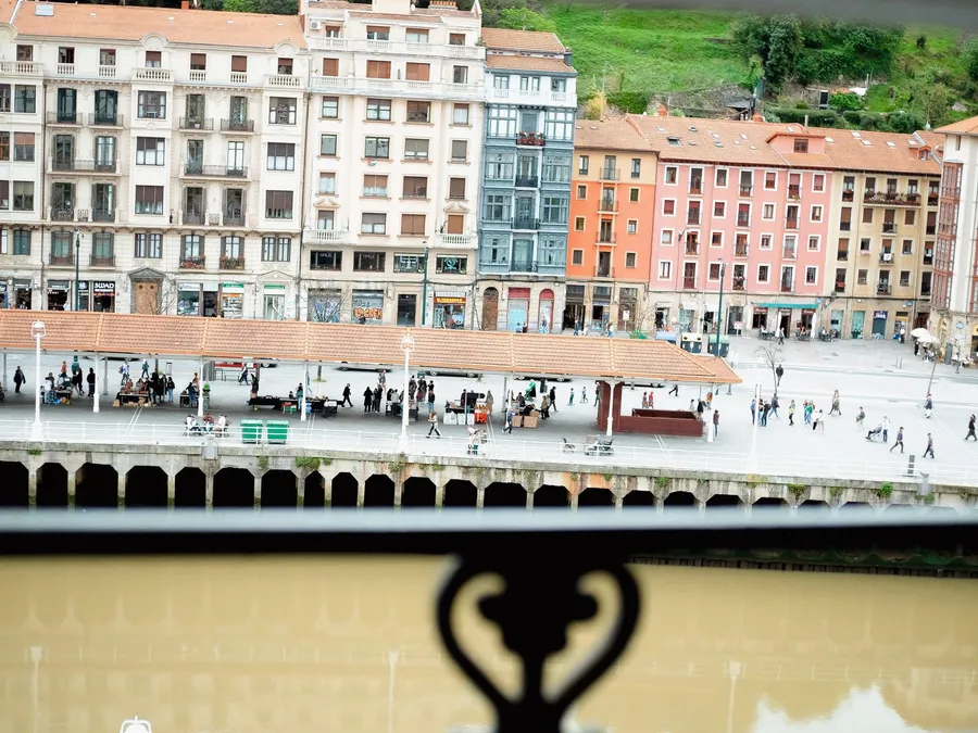 Vistas de la ría de Bilbao desde la ventana de la consulta